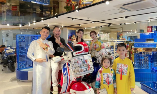 Vợ Minh Nhựa khoe ảnh gia đình dịp Tết nhưng dân tình chỉ chú ý đến 'ông trùm' nhựa Long Thành