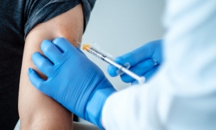 Hai cô gái cải trang thành bà già để được tiêm Vaccine Covid-19