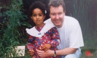 Cha mẹ da trắng sinh con da màu và sự thật khiến ai nấy đều rơi nước mắt