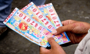 Quăng nhầm 12 tờ vé số trị giá 180 triệu đồng, cả xóm chung tay lục tung thùng rác tìm giữa đêm 