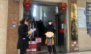 Xong thủ tục ly hôn, cặp vợ chồng 'đường ai nấy đi' bỏ quên con trai 5 tuổi trước cổng tòa án