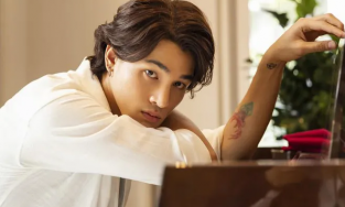 Trai đẹp của 'Gái già lắm chiêu V' gây sốt với vẻ đẹp lai đầy lãng tử