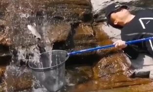 Người đàn ông chứng minh 'không làm mà vẫn có ăn' khi nằm ngủ mà vẫn bắt được cả rổ cá