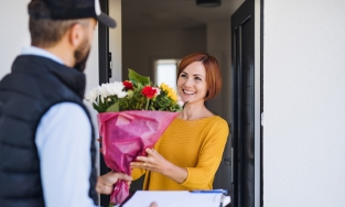 Lỡ 'khai' tên người giao quà, nam shipper có màn xin lỗi bá đạo khiến ai nấy đều thích thú