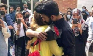 Tỏ tình thành công giữa sân trường, cặp sinh viên bị... đuổi học