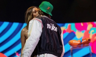 Justin Bieber khoe ảnh khóa môi cực tình với bà xã Hailey Baldwin trên sân khấu