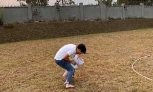 Trường Giang khoe ảnh ôm ấp con gái, ông bố nghiện con là đây chứ đâu