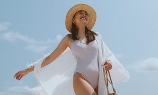 Siêu mẫu Thanh Hằng diện áo tắm khoe dáng nuột nà ở độ tuổi U40