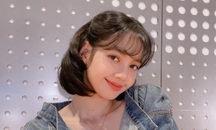 Hot như Lisa (BLACKPINK): Đổi sang kiểu tóc 'Bạch Tuyết' đã leo lên top tìm kiếm