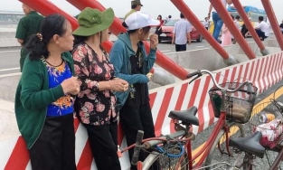 3 cụ bà rủ nhau 'phượt' 60km ngắm cảnh bằng xe đạp