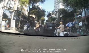 Vô tình gặp xe chở sản phụ đẻ rơi cấp cứu, hai CSGT tình nguyện hộ tống