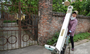 Cảm động câu chuyện mẹ đơn thân làm nghề cân dạo nuôi con thành Tiến sĩ tại Pháp