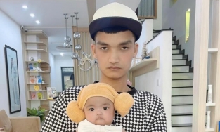 Dân mạng thích thú trước ảnh chụp 2 bố con Mạc Văn Khoa giống nhau y đúc 