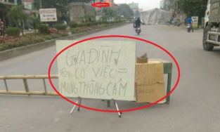 Đám cưới dựng rạp hết nửa lòng đường kèm dòng ghi chú gây tranh cãi