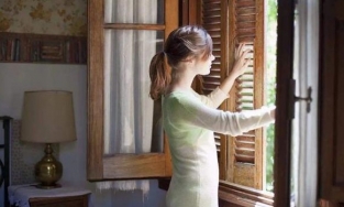 Người phụ nữ cắt hết đường dây điện trong nhà chỉ vì một bài báo