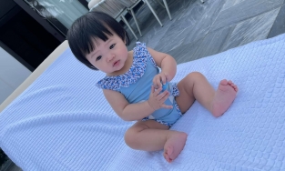 Đàm Thu Trang sắm hẳn bộ sưu tập đồ bơi cho con gái 1 tuổi Suchin