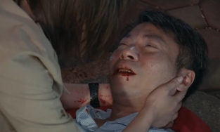 NSND Công Lý cùng lúc gặp tai nạn trong 2 phim nhưng nhận về phản ứng trái ngược từ khán giả