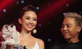 Hoàng Touliver đích thị 'nghiện' vợ, mua hẳn album 10 năm trước của Tóc Tiên làm kỷ niệm