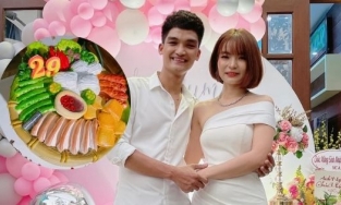 Mạc Văn Khoa được bà xã tặng bánh kem bún đậu mắm tôm trong ngày sinh nhật