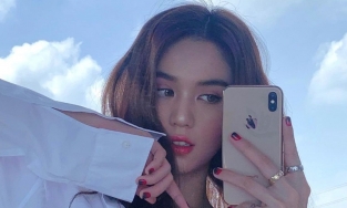 Ngọc Trinh selfie khoe vòng 1 lấp ló nhưng sao điện thoại lại méo thế này