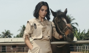 Tiểu Vy hóa quý cô sành điệu bên dàn ngựa nhưng điều cô tiết lộ mới bất ngờ