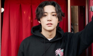 Jay B (GOT7) vô tình để lộ ảnh phụ nữ nhạy cảm treo trong phòng