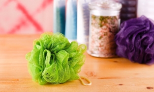 Nên hay không nên sử dụng bông tắm?