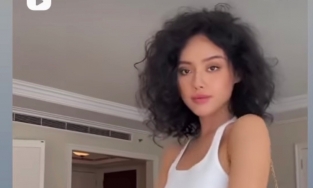 'Cô em trendy' Khánh Linh gây sốt khi chuyển sang kiểu tóc xù cá tính