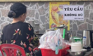 Bà chủ quán nước vỉa hè gây sốt vì lúc nào cũng quay mặt vào tường