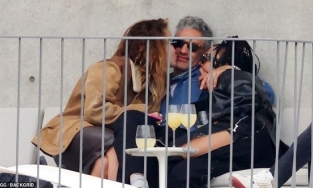 Đạo diễn 'Thor' lộ ảnh ôm ấp cùng lúc 2 sao nữ nổi tiếng Rita Ora và Tessa Thompson 