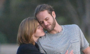 Emma Watson lộ ảnh tình tứ bên bạn trai doanh nhân sau tin đồn đính hôn