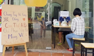 Loạt hàng quán tại Hà Nội dọn dẹp, treo biển 'bán mang về' từ 12h ngày 25/5