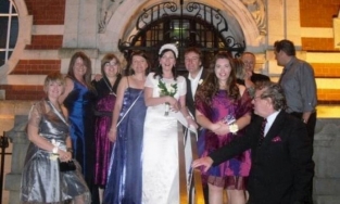 Quá yêu bản thân, nữ doanh nhân 51 tuổi người Anh đã kết hôn với chính mình 