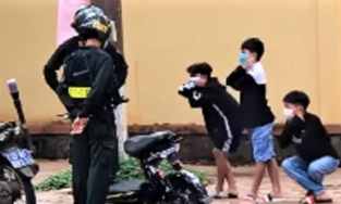 Đắk Lắk: Xôn xao khoảnh khắc cảnh sát cơ động phạt 3 học sinh 'thụt xì dầu'