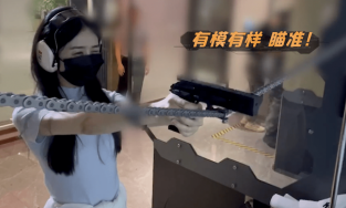 Chán hình tượng 'bánh bèo', Triệu Lệ Dĩnh chơi trò bắn súng, đua xe ầm ầm trong ngày quốc tế thiếu nhi