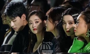 Khoảnh khắc Cung Tuấn ngẩn ngơ ngồi giữa Phạm Băng Băng và dàn sao nữ 