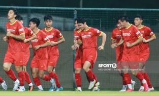 Công Phượng khiến đồng đội không nhịn nổi cười vì cách mặc quần 'không giống ai'