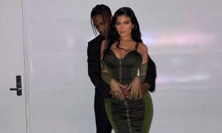 Kylie Jenner khoe ảnh tình tứ với chồng cũ Travis Scott 