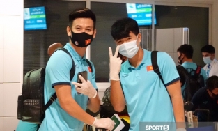 Trong khi đồng đội mải mê sắm hàng hiệu, Tuấn Anh dành cả tiếng ở tiệm sách