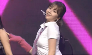 Nancy (MOMOLAND) tiếp tục bị lộ bụng ngấn mỡ trên sân khấu