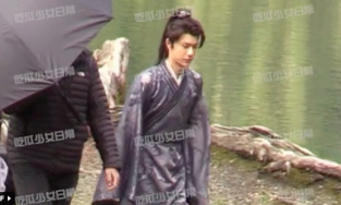 Tạo hình của 'cụ ông' Vương Nhất Bác ở hậu trường phim 'Hữu phỉ' gây sốt trở lại