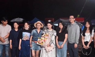 Sao nữ Triệu Lộ Tư ngó lơ đạo diễn phim 'Thiên Cổ Quyết Trần'