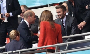 David Beckham làm lu mờ sân cỏ trong trận cầu Anh - Đức chỉ vì quá đẹp trai