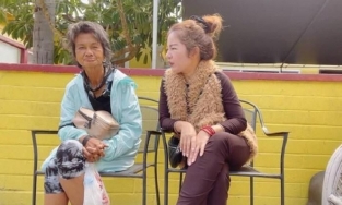 Thúy Nga livestream trần tình việc dừng giúp đỡ cựu ca sĩ Kim Ngân