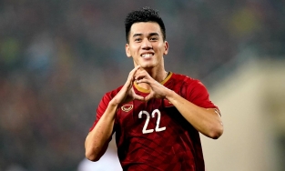 Tiến Linh khen Tiểu Vy đẹp nhất showbiz Việt