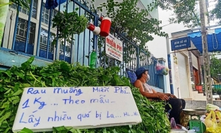 Anh bán rau 'ngầu nhất mùa cô vy': Rau muống 'đột biến' 5 tỷ/bó, nay giảm còn 5 nghìn/bó, ai xin thì cho
