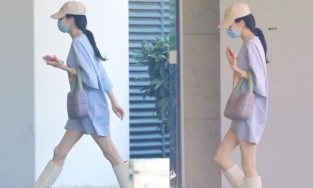 Ảnh đời thường của Địch Lệ Nhiệt Ba lộ chân gầy gò, đầu gối củ lạc 