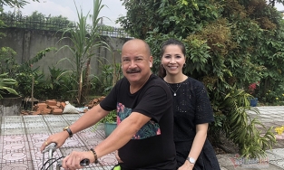 Hôn nhân 27 năm mặn nồng của nghệ sỹ Hoàng Sơn với bà xã cựu người mẫu 