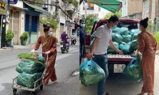 Nhật Kim Anh bị dân mạng nhắc nhở vì mang dép cao gót đi từ thiện