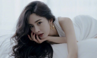 Dương Mịch hóa quý cô quyến rũ trong trang phục váy dài xẻ cao bất chấp cân nặng 45 kg